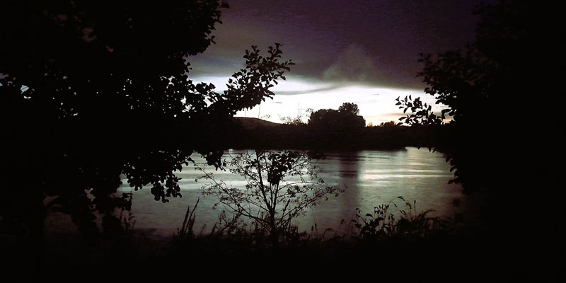 Ein Blick im Dunkeln über einen See